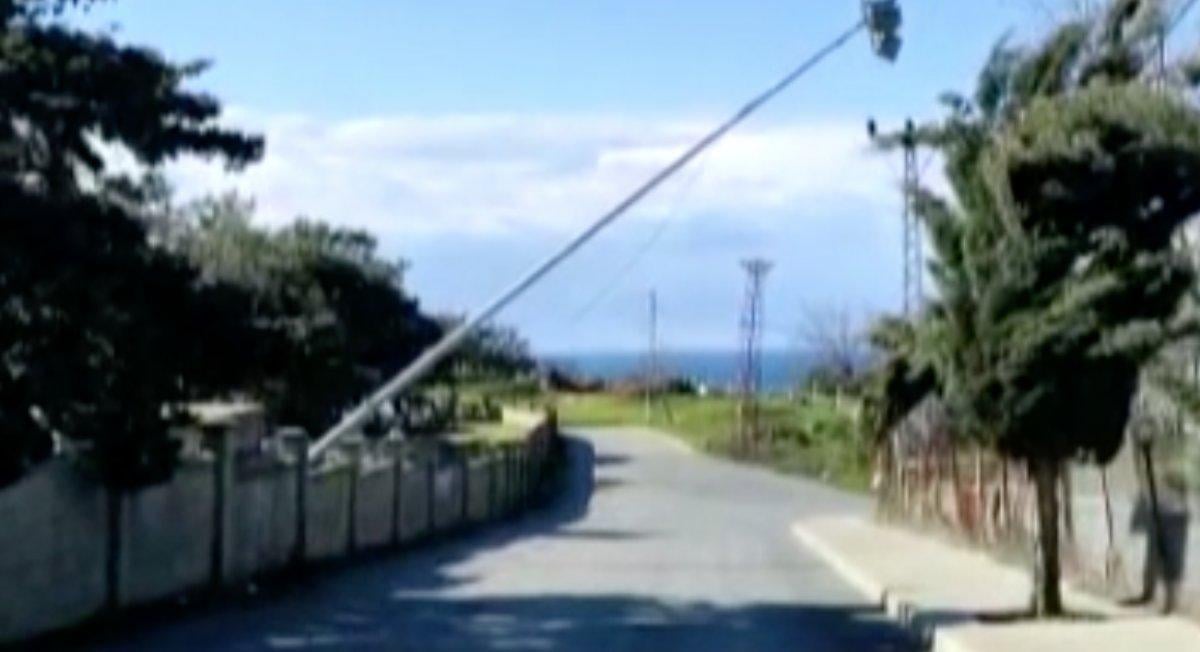 Arnavutköy'de yerinden kopan aydınlatma direği tehlike oluşturuyor