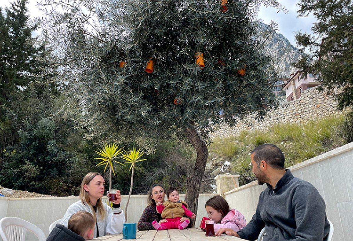 Antalyalı vatandaş Ukraynalı aileyi evinde misafir ediyor