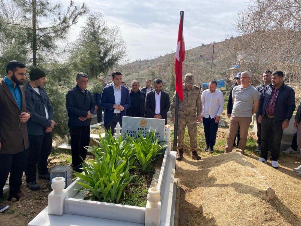 Diyarbakır'da şehit güvenlik korucusu kabri başında anıldı