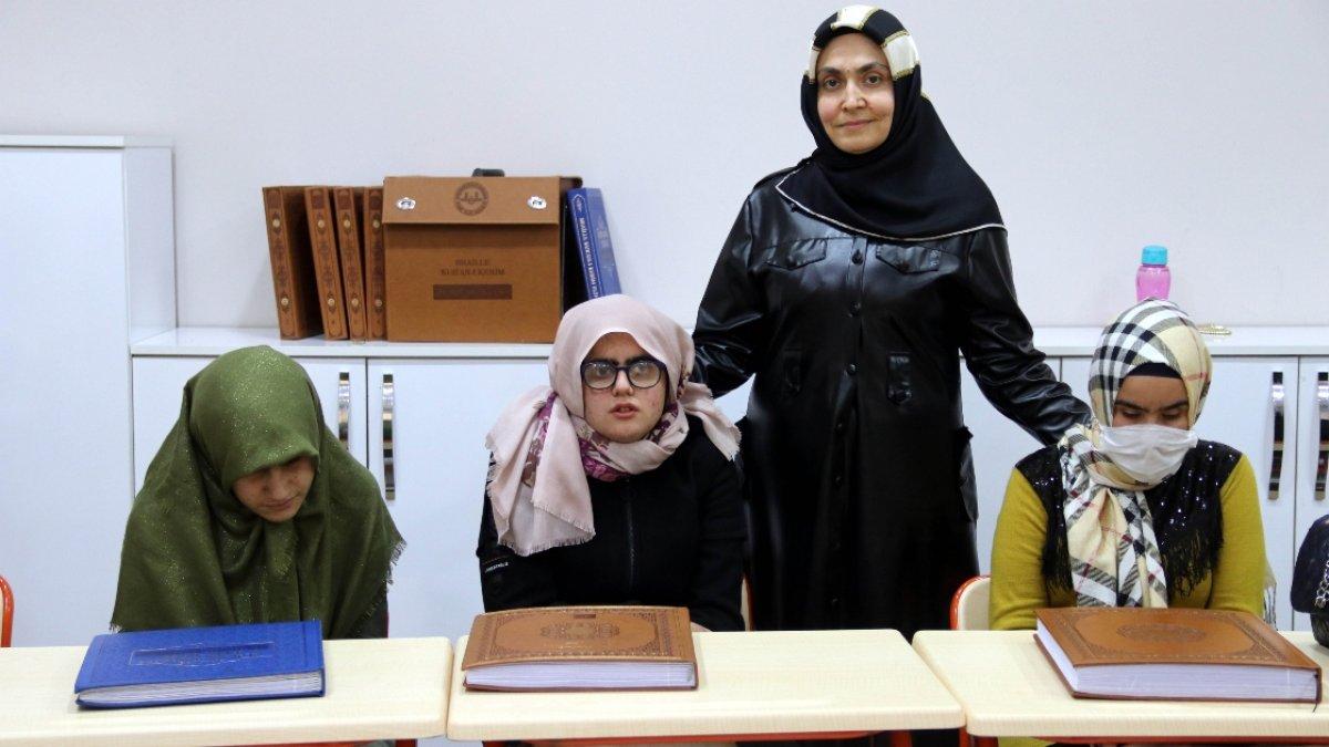 Şanlıurfa'da görme engelliler, Braille alfabesiyle mukabele yapıyor