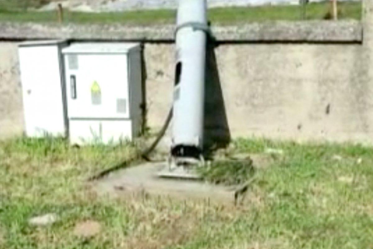 Arnavutköy'de yerinden kopan aydınlatma direği tehlike oluşturuyor