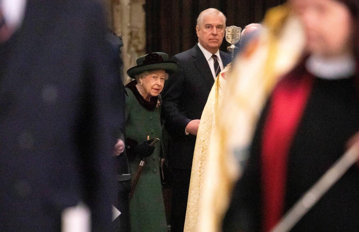 Kraliçe Elizabeth'in, Prens Andrew ile verdiği görüntü İngiltere'yi karıştırdı
