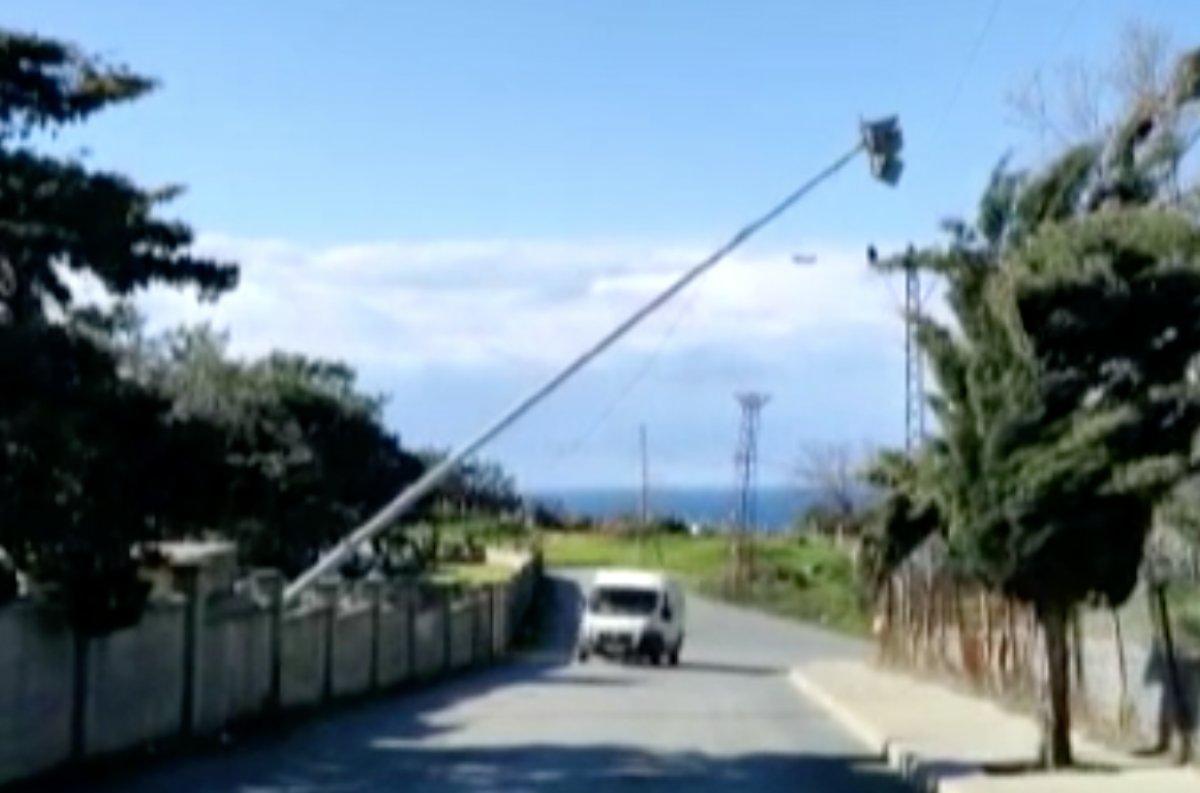 Arnavutköy'de yerinden kopan aydınlatma direği tehlike oluşturuyor