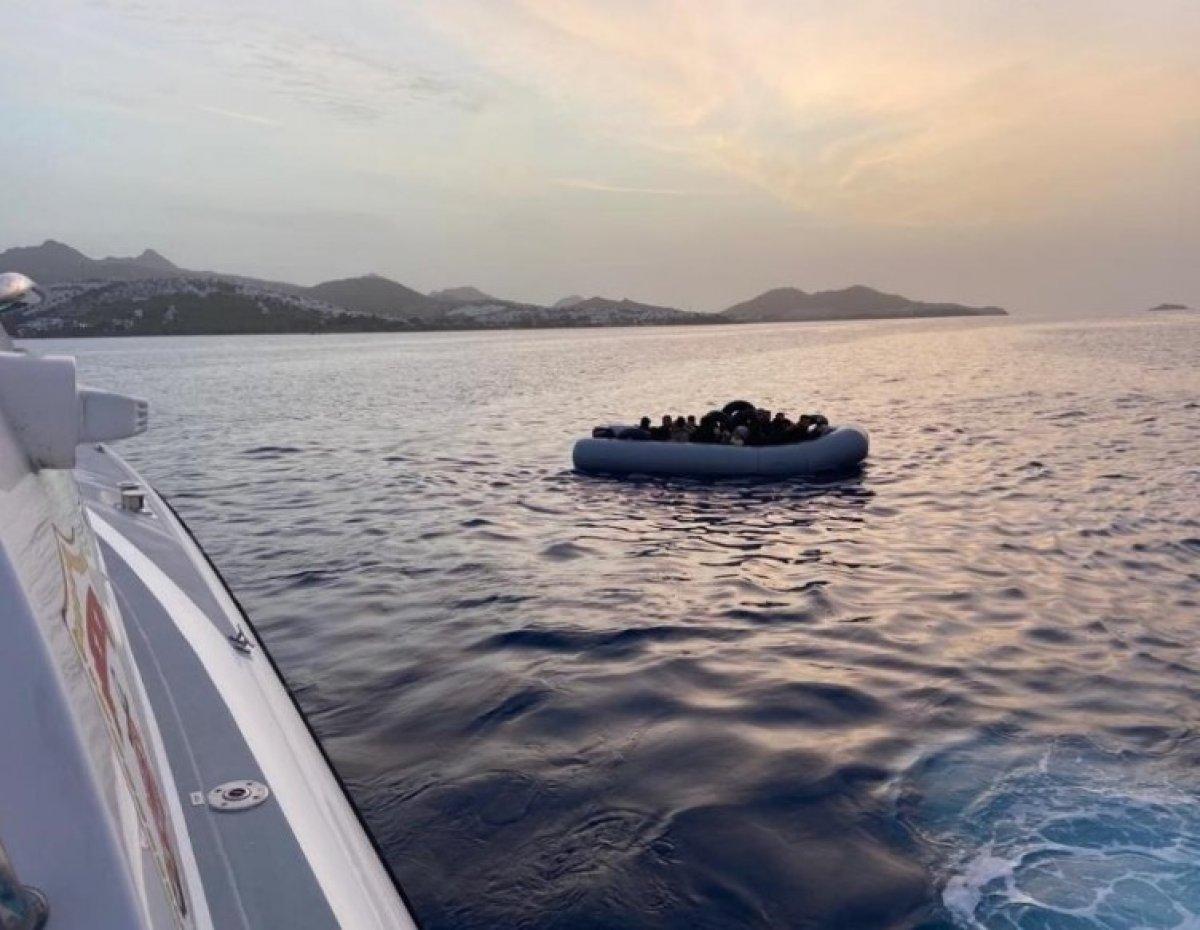 Muğla'da 15 mili yüzerek geçmeye çalışan 3 göçmen kurtarıldı