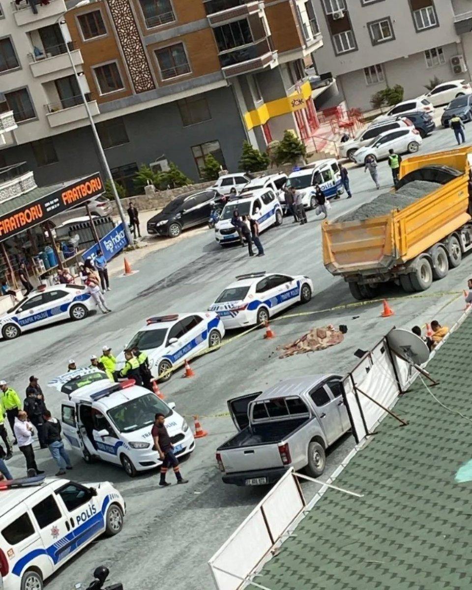 Hatay’da bir kadın geri manevra yapan kamyonun altında kalıp öldü