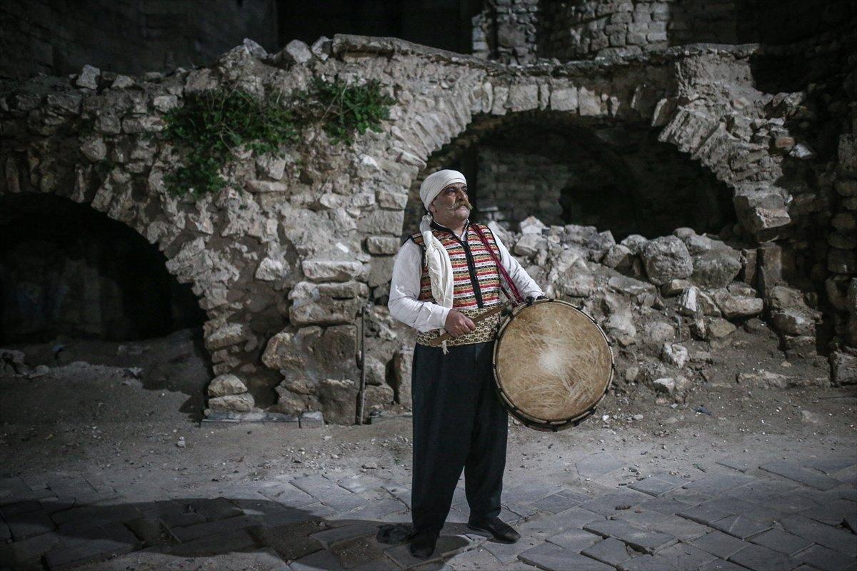 İdlib'de Ramazan davulcusunun mesaisi