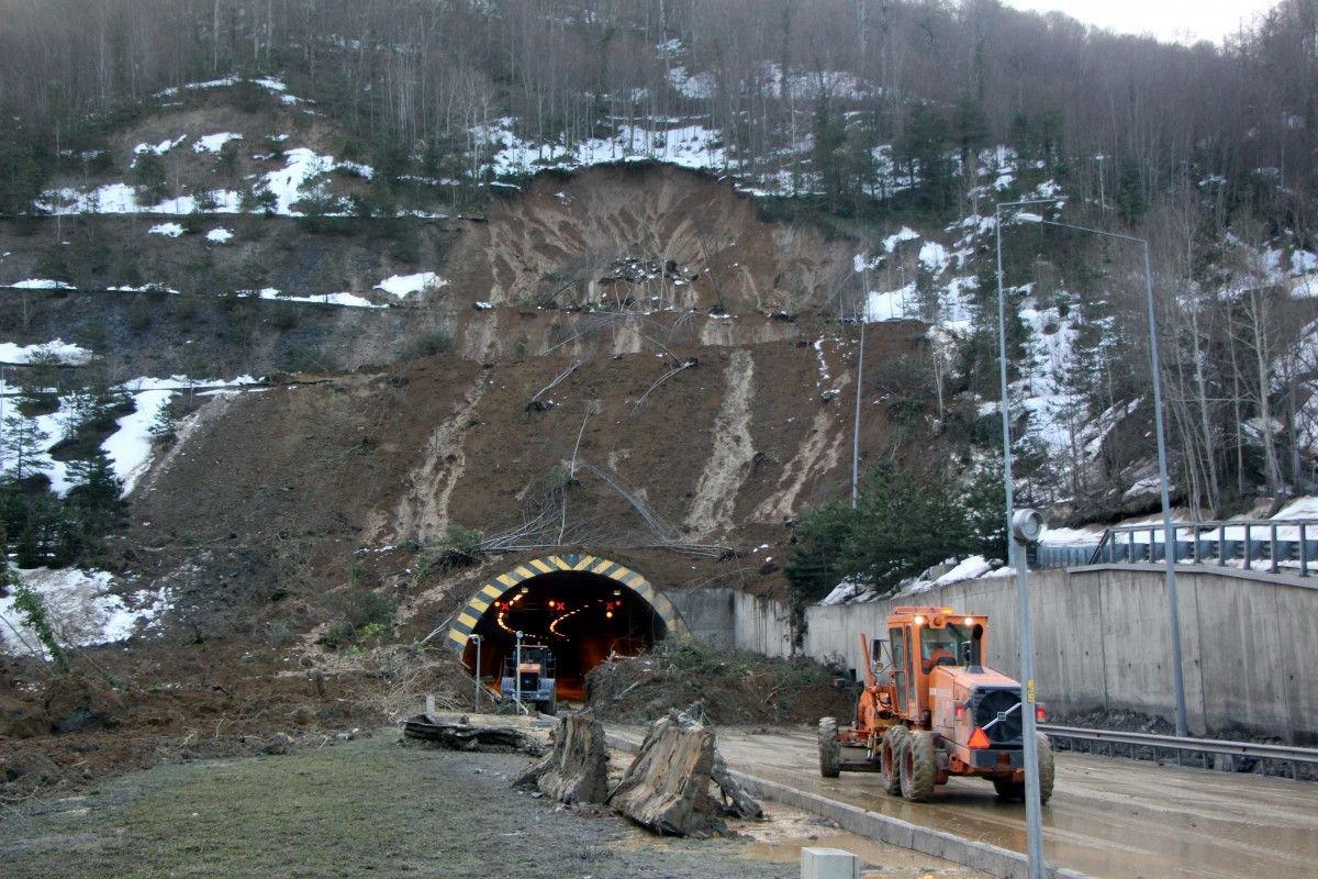 Heyelan nedeniyle kapanan Bolu Dağı Tüneli trafiğe açıldı