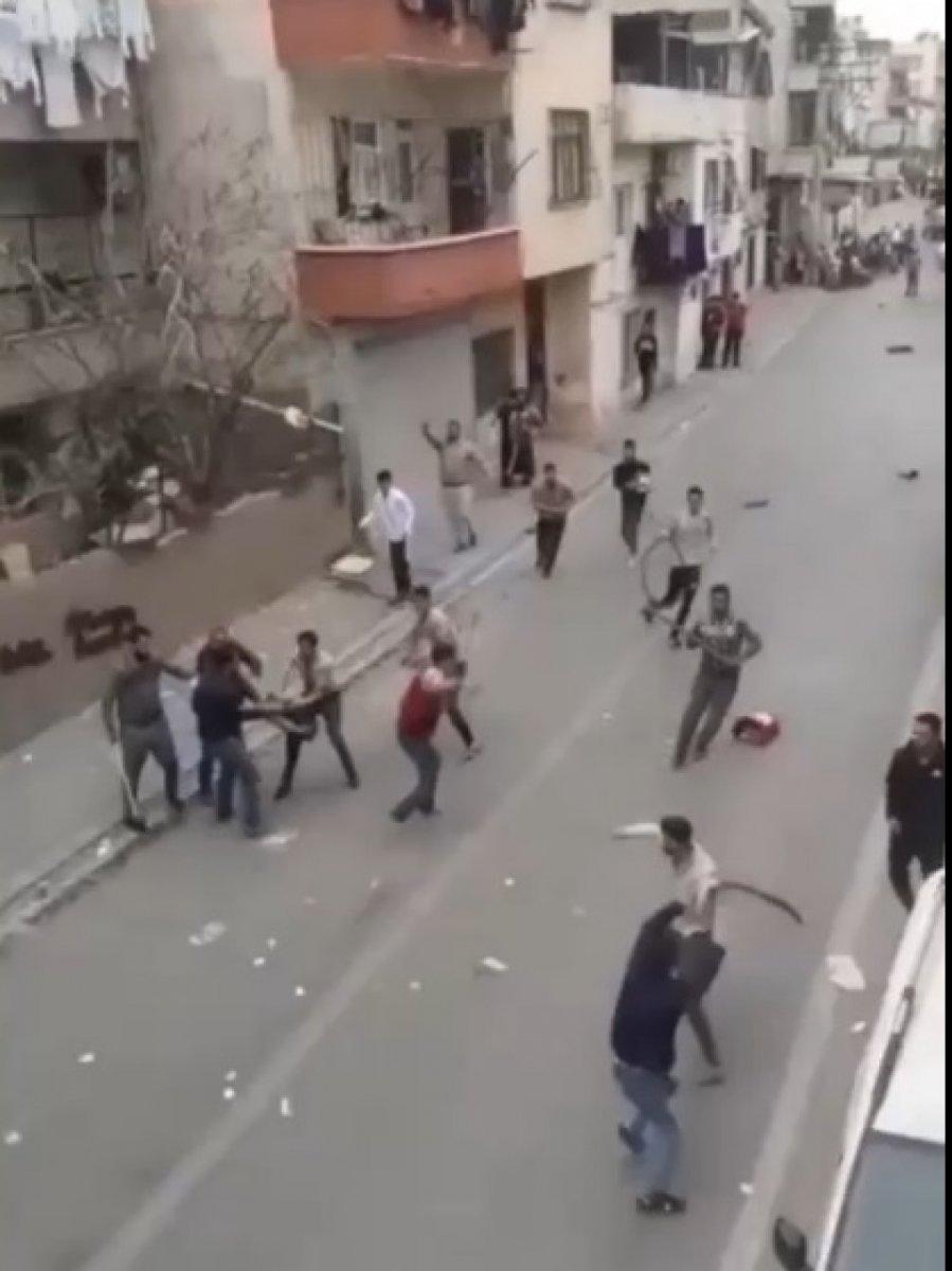 Mersin'de iki grup demir çubuklarla birbirine girdi