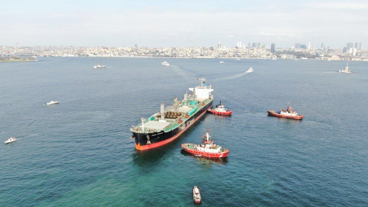 Haydarpaşa'da gemi karaya oturdu