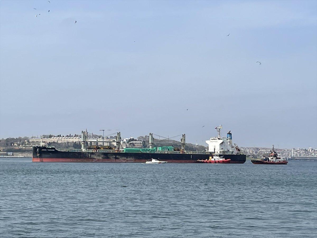 Haydarpaşa'da gemi karaya oturdu