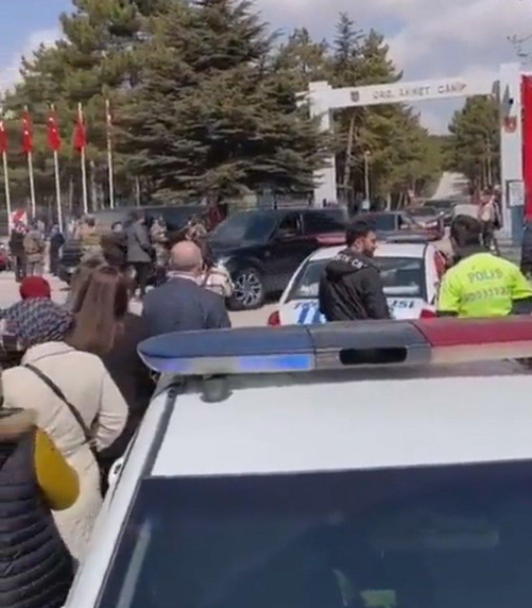 Selin Ciğerci, sevgilisi Gökhan Çıra'yı kışladan lüks araçla aldı