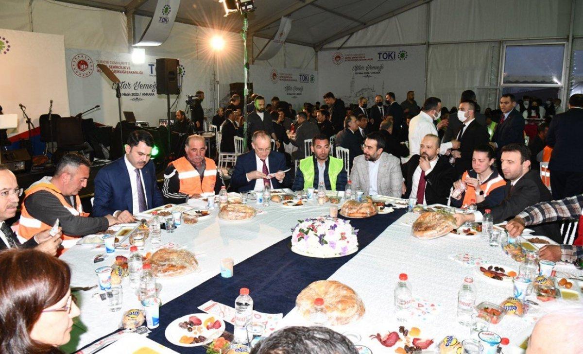 Murat Kurum, TOKİ şantiyesi çalışanlarıyla iftar yaptı