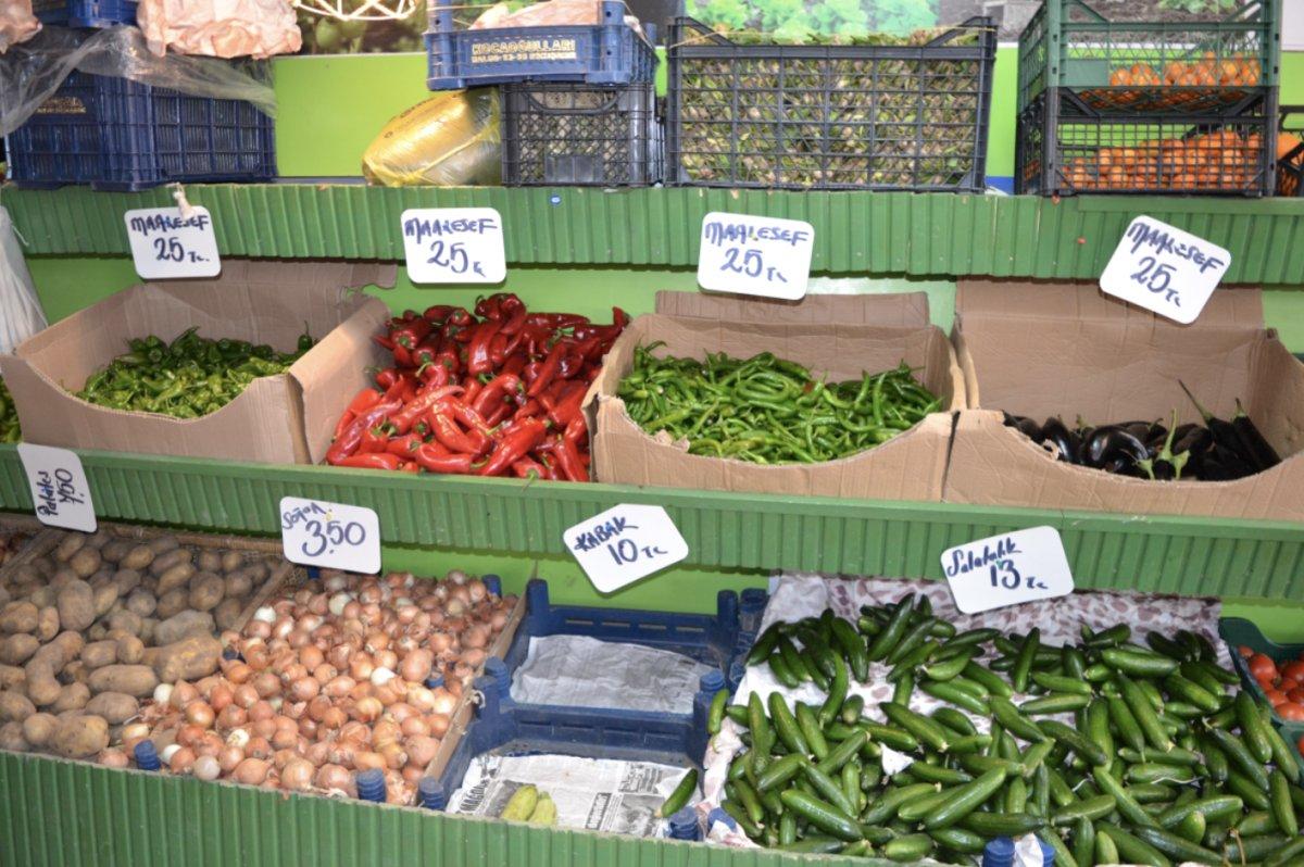 Bilecikli manavın 'maalesef' yazılı zam etiketleri