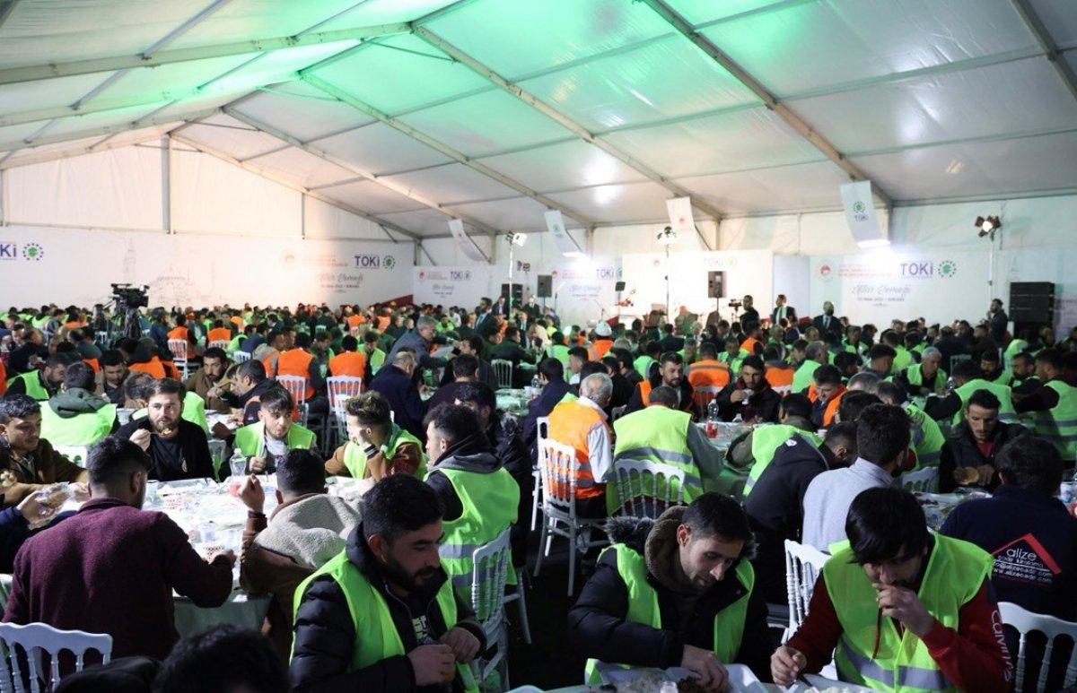 Murat Kurum, TOKİ şantiyesi çalışanlarıyla iftar yaptı