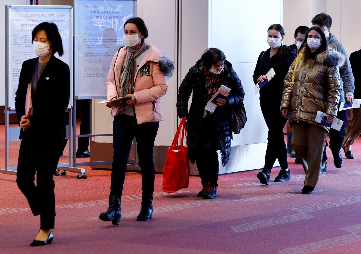 Japonya Dışişleri Bakanı, Polonya'dan 20 Ukraynalı mülteci ile döndü