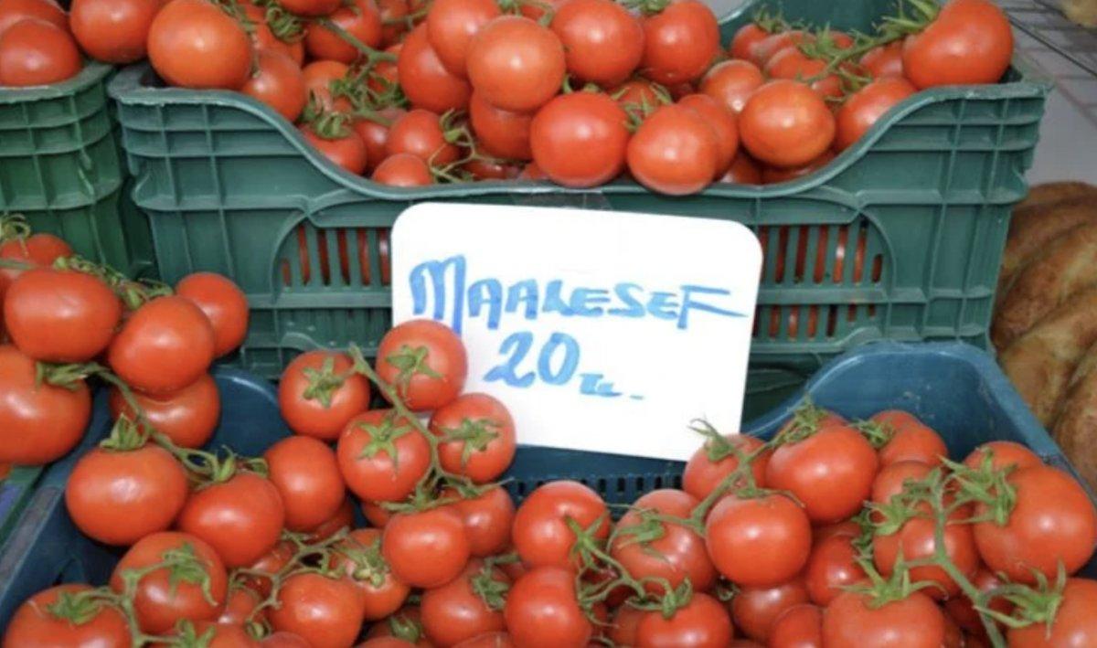 Bilecikli manavın 'maalesef' yazılı zam etiketleri