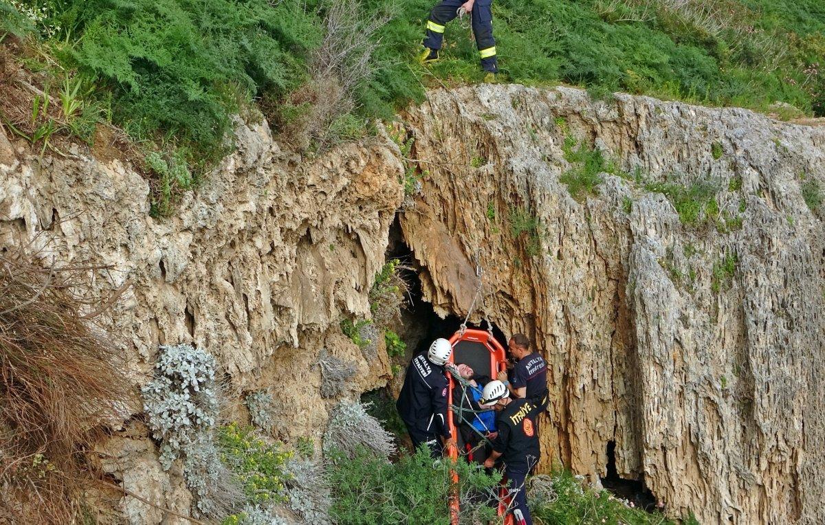 Antalya'da manzara için faleze çıkan genç, aşağı düştü
