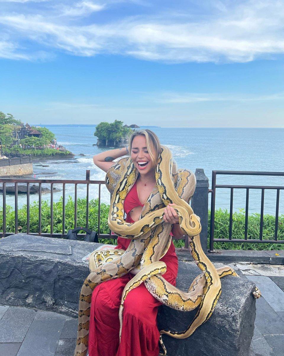 Hamdi Alkan'ın kızı Zeynep amuda kalktı