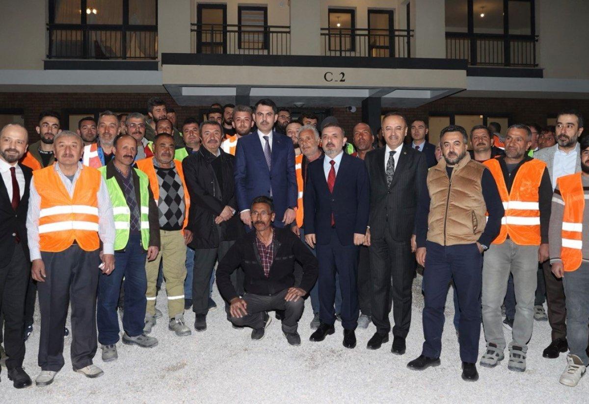 Murat Kurum, TOKİ şantiyesi çalışanlarıyla iftar yaptı