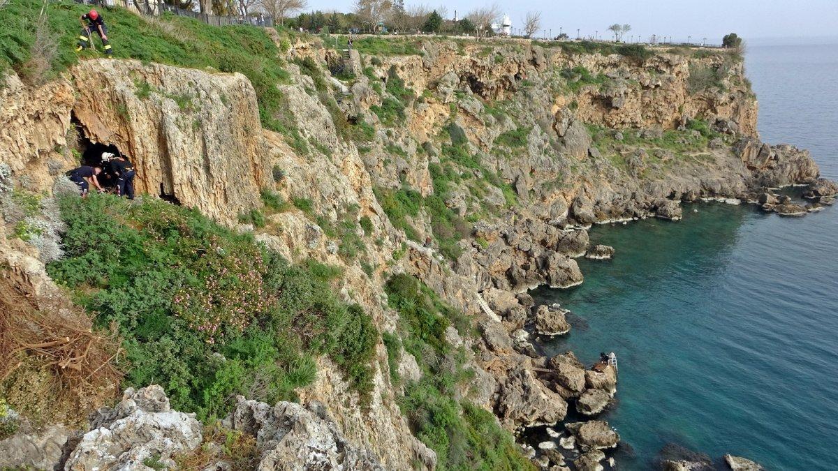 Antalya'da manzara için faleze çıkan genç, aşağı düştü