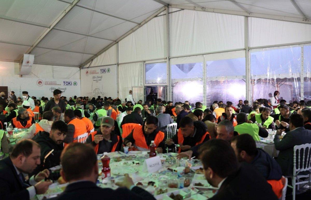 Murat Kurum, TOKİ şantiyesi çalışanlarıyla iftar yaptı