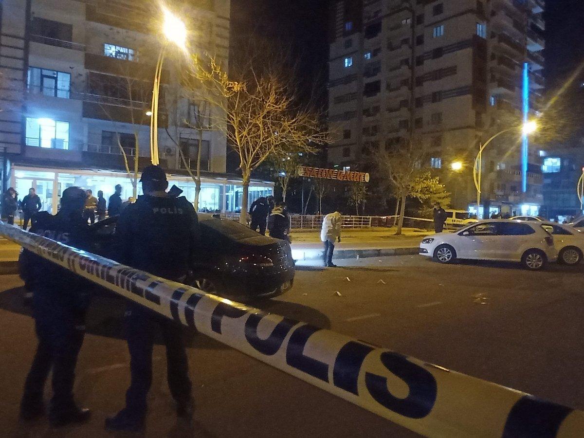 Diyarbakır’da iftar saatinde kıraathane tarandı: 1’i ağır, 3 yaralı