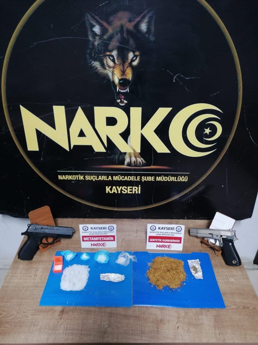 Kayseri'de uyuşturucu operasyonunda baba ve oğlu ile 3 kişiye gözaltı