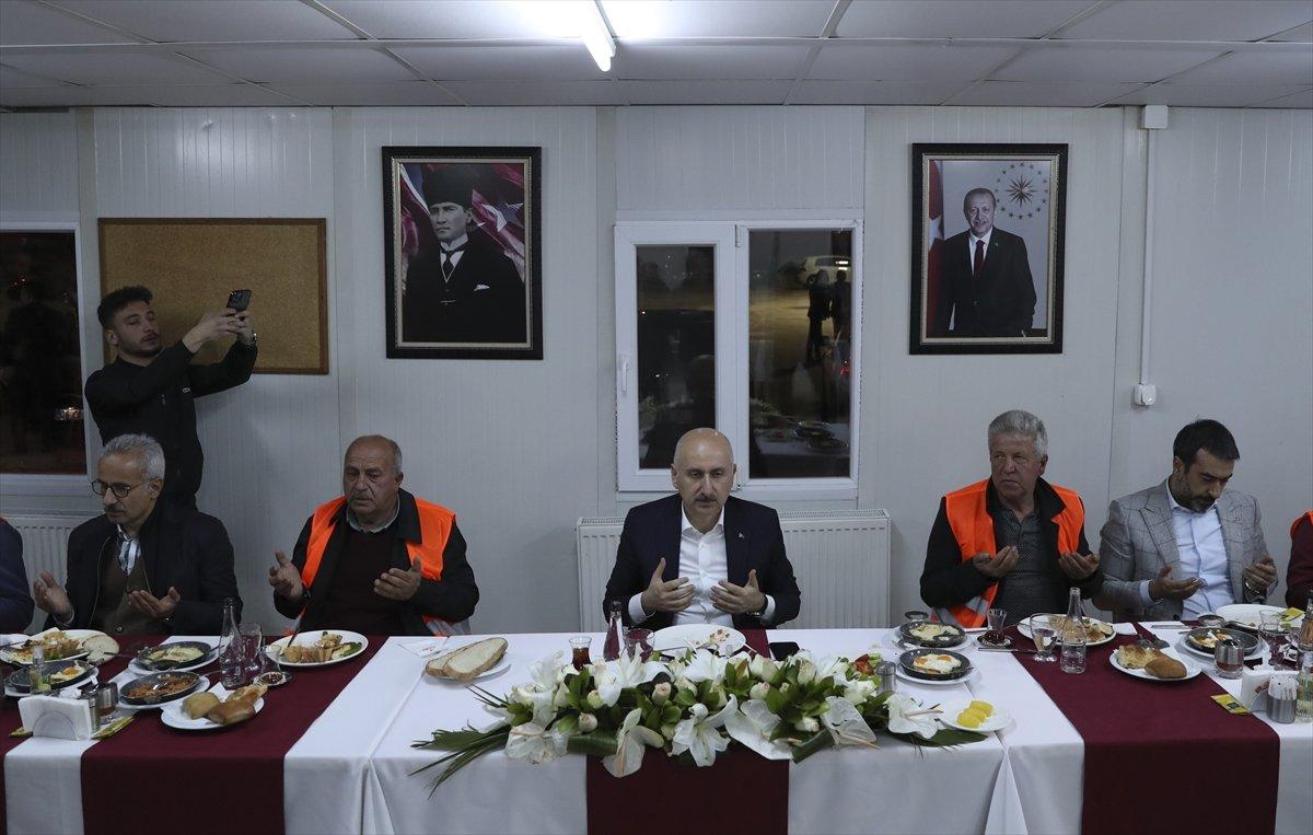 Adil Karaismailoğlu, işçilerle sahur yaptı