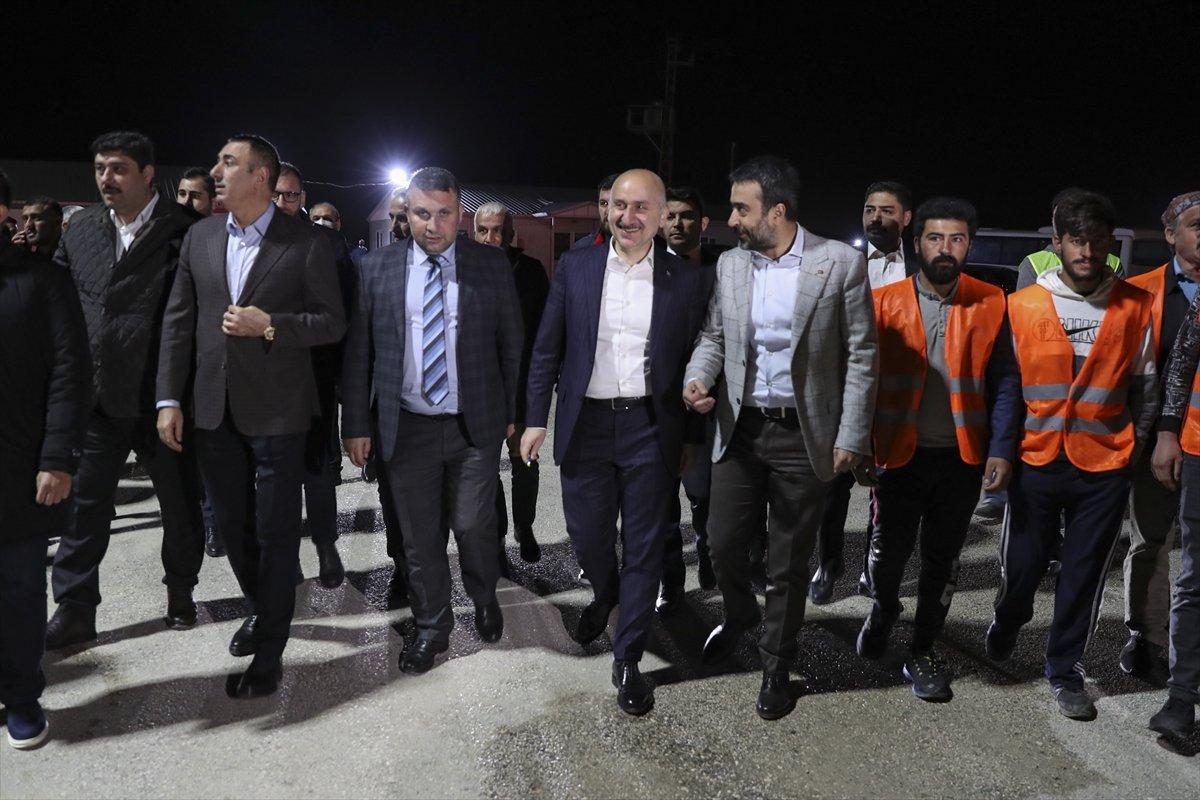 Adil Karaismailoğlu, işçilerle sahur yaptı