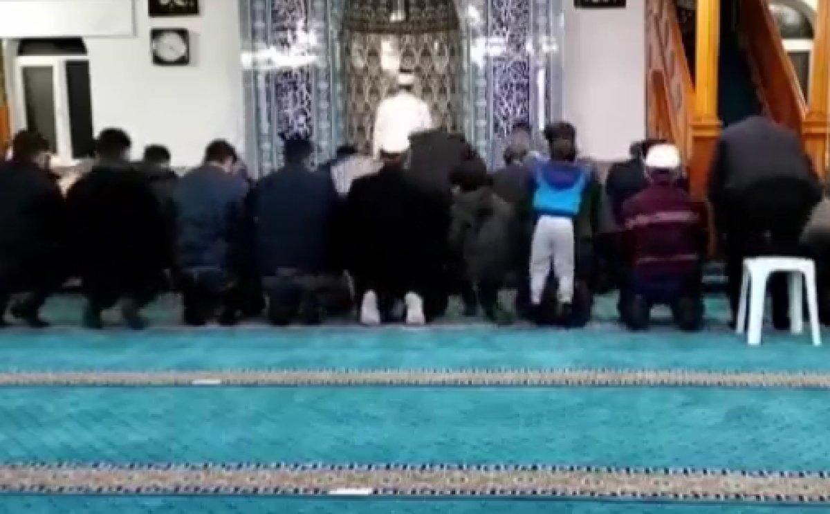 Antalya'da namaz kılan babasının sırtına çıkan ufaklık