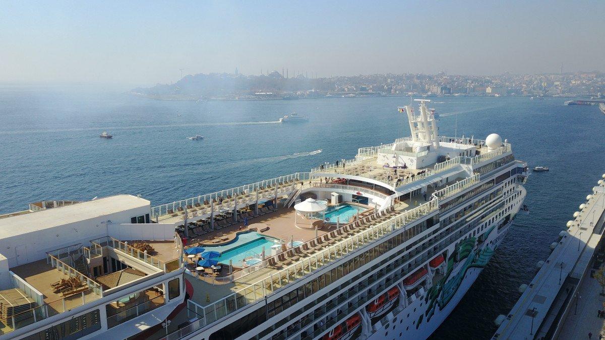 İstanbul’da, 1.036 yolcu taşıyan kurvaziyer gemisi limana demir attı