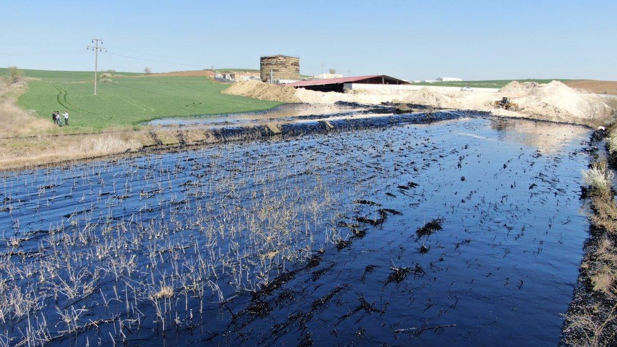 Edirne'de tarım alanına akan ham petrole müdahale edildi