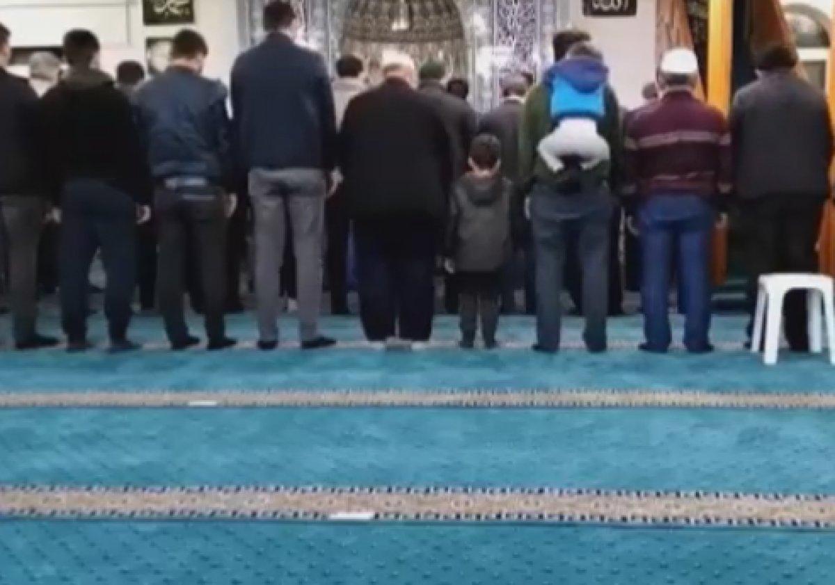 Antalya'da namaz kılan babasının sırtına çıkan ufaklık