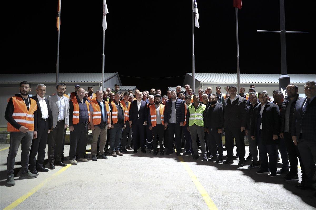 Adil Karaismailoğlu, işçilerle sahur yaptı