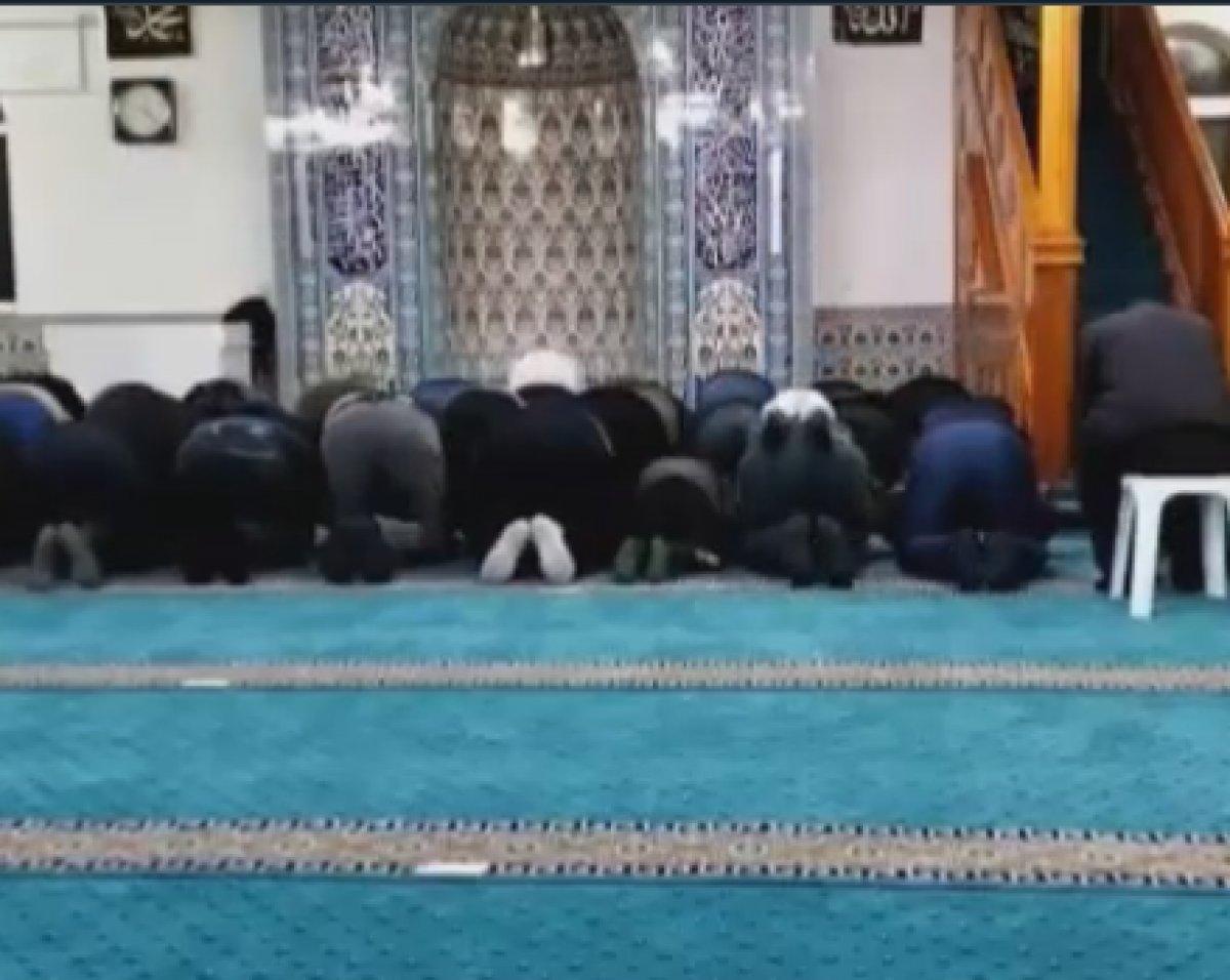 Antalya'da namaz kılan babasının sırtına çıkan ufaklık