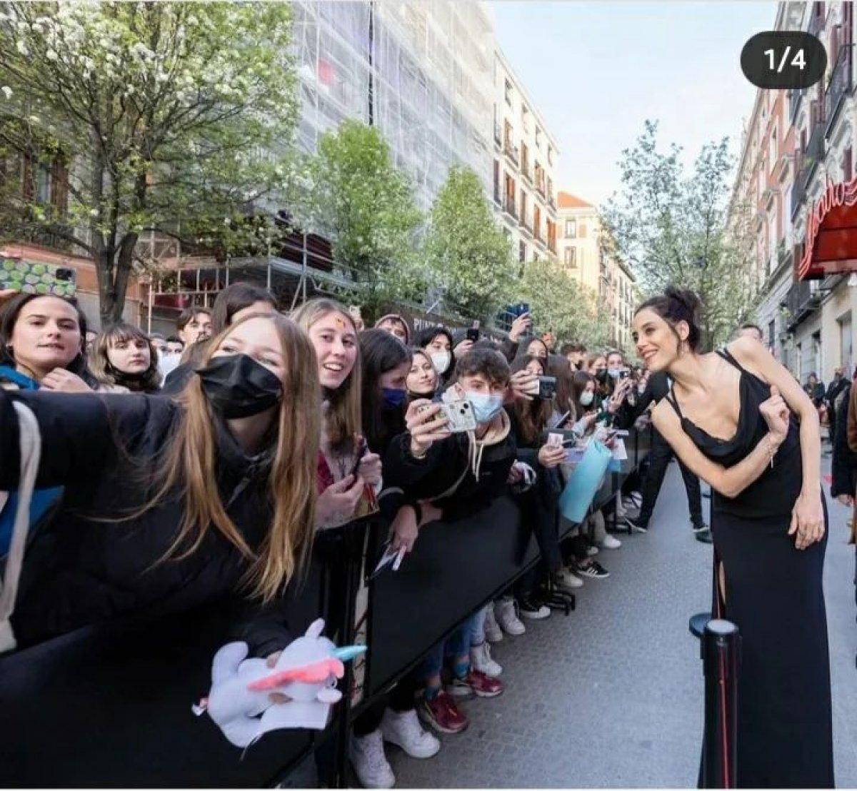 Cansu Dere, La Case De Papel oyuncusuna ödül verdi