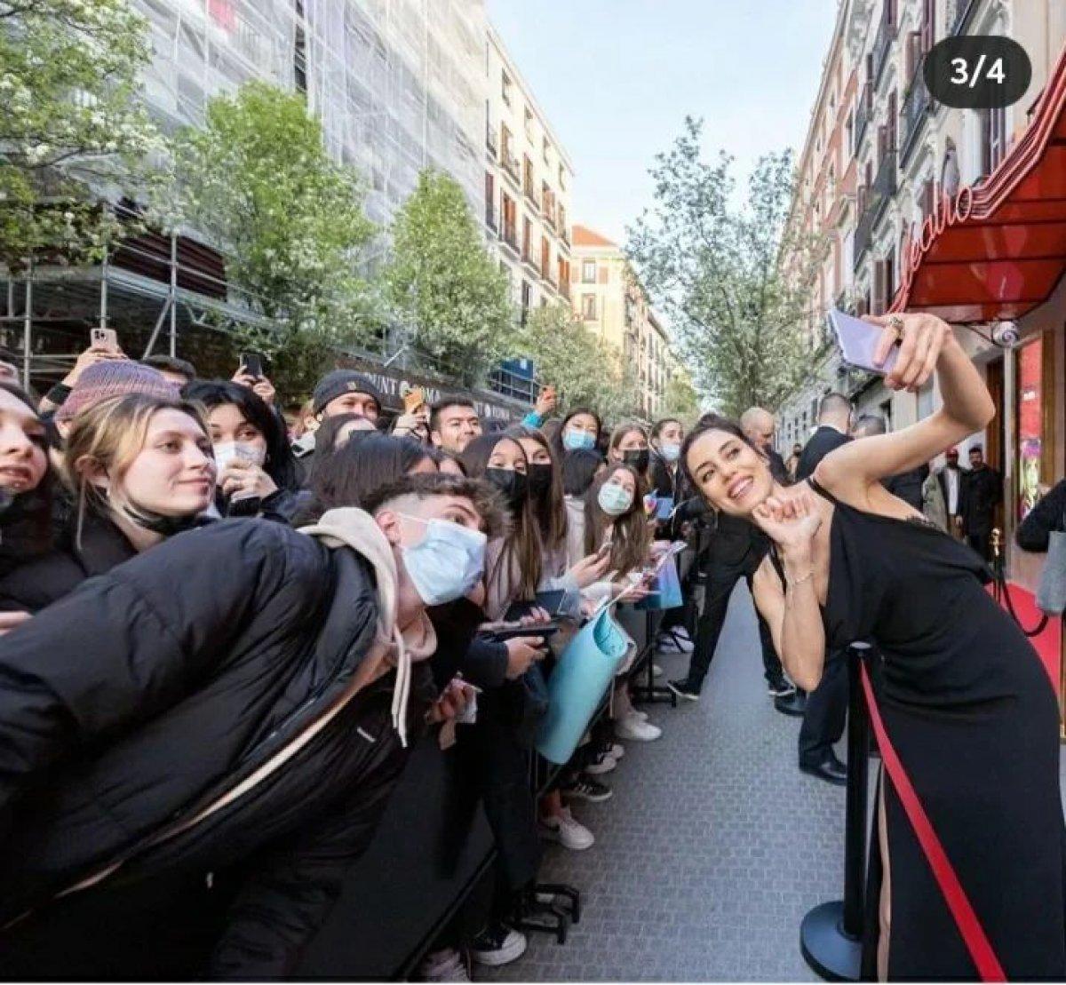 Cansu Dere, La Case De Papel oyuncusuna ödül verdi