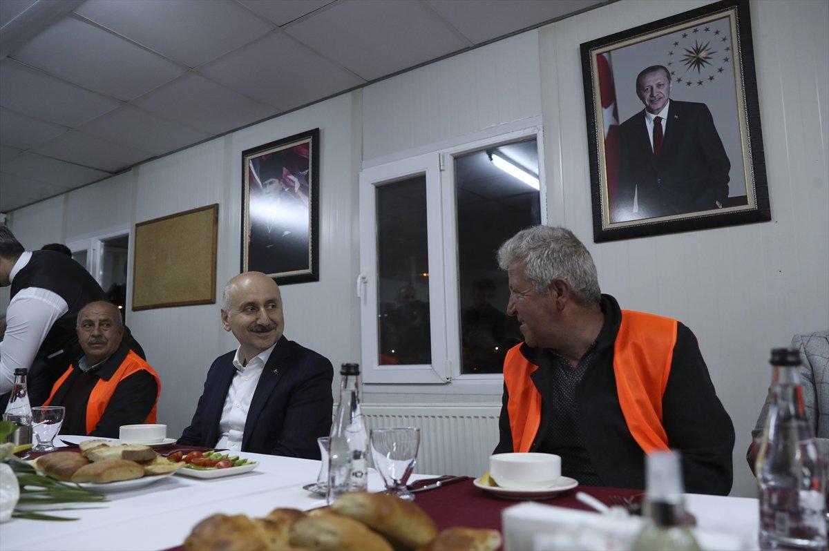 Adil Karaismailoğlu, işçilerle sahur yaptı