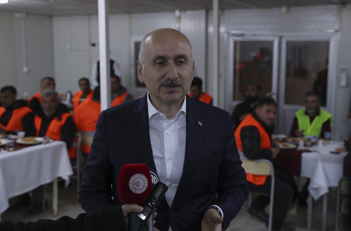 Adil Karaismailoğlu, işçilerle sahur yaptı