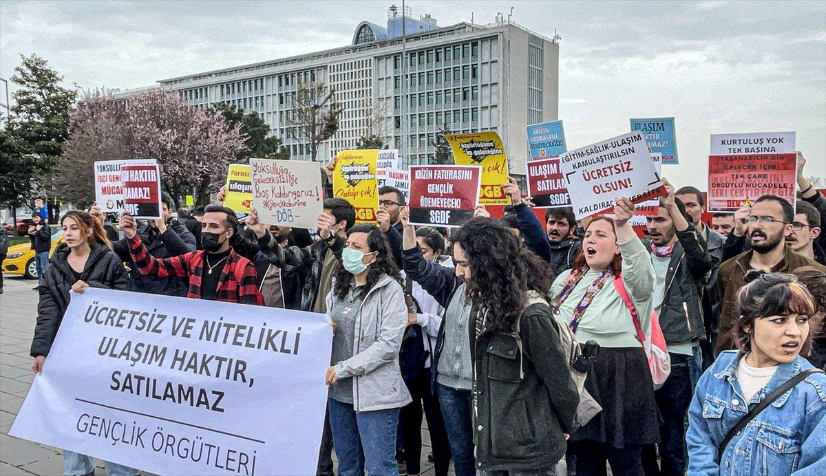 Üniversite öğrencileri, İBB önünde ulaşım zammını protesto etti