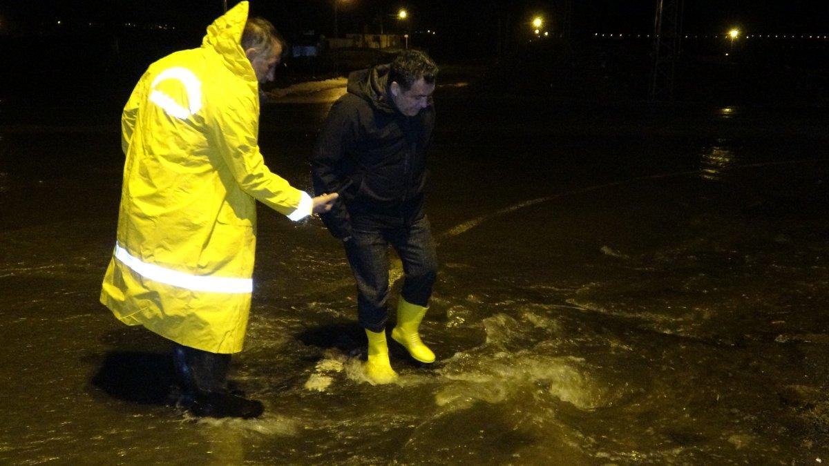 Ardahan’da eriyen kar ve sağanak yağış nedeniyle yolları su bastı