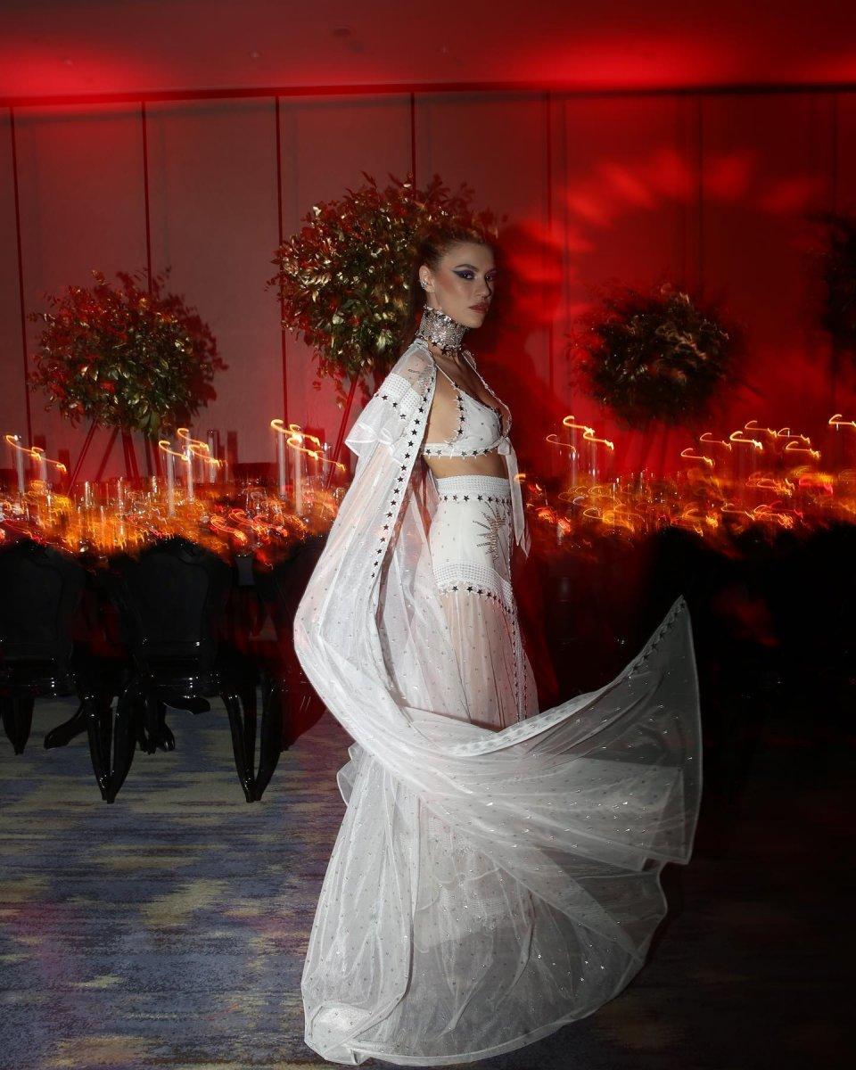 Yüsra Geyik, bebek arabasıyla köpek gezdiriyor