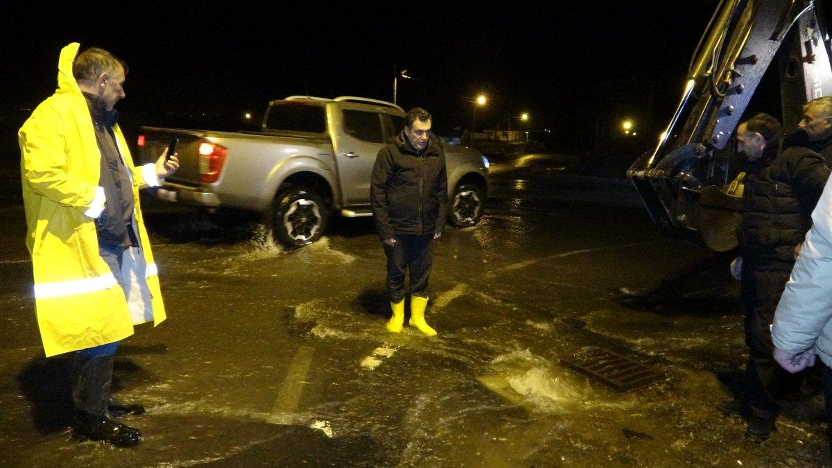 Ardahan’da eriyen kar ve sağanak yağış nedeniyle yolları su bastı