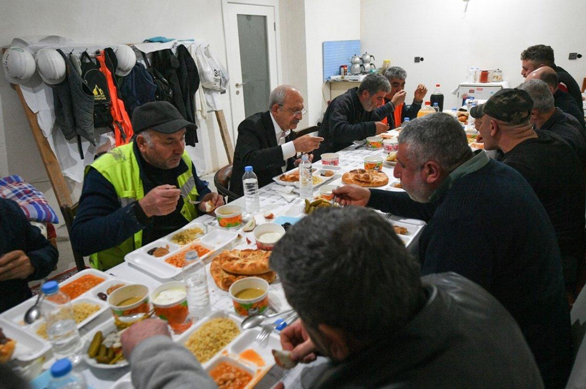 Kemal Kılıçdaroğlu inşaat işçileriyle iftar yaptı