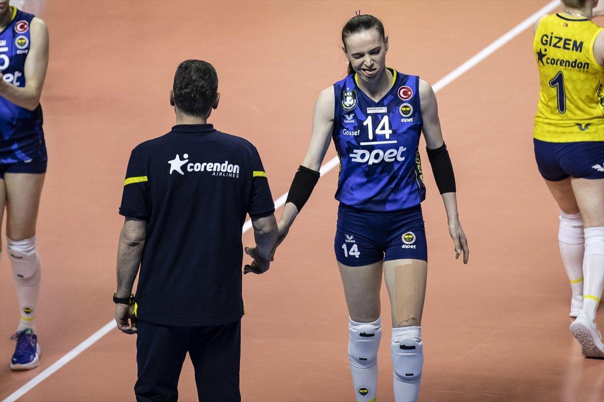 Vakıfbank Fenerbahçe'yi eleyerek finale yükseldi