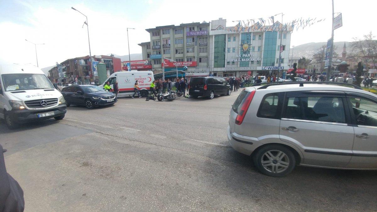 Bursa'da tur otobüsünün çarptığı motosikletli 2 polis yaralandı
