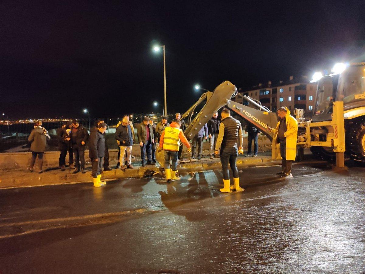 Ardahan’da eriyen kar ve sağanak yağış nedeniyle yolları su bastı