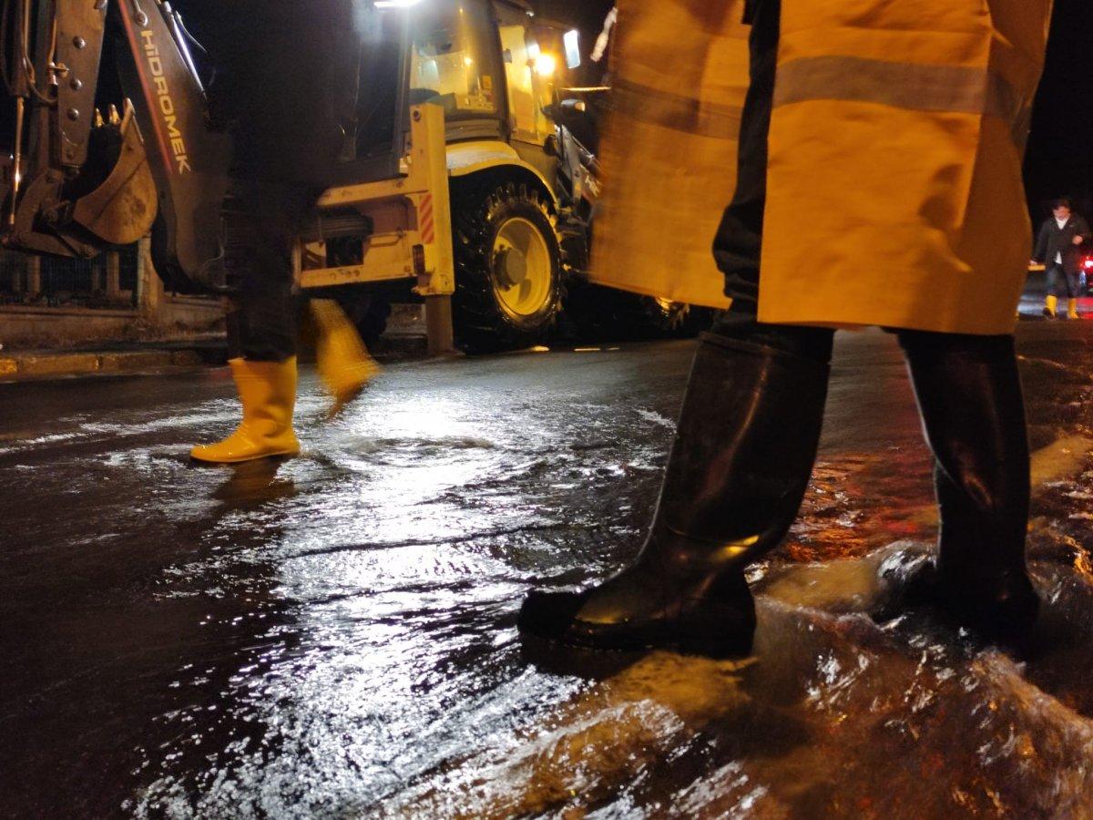 Ardahan’da eriyen kar ve sağanak yağış nedeniyle yolları su bastı