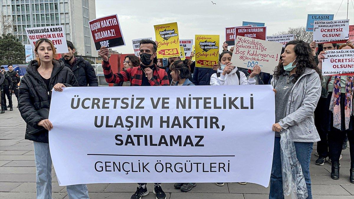 Üniversite öğrencileri, İBB önünde ulaşım zammını protesto etti