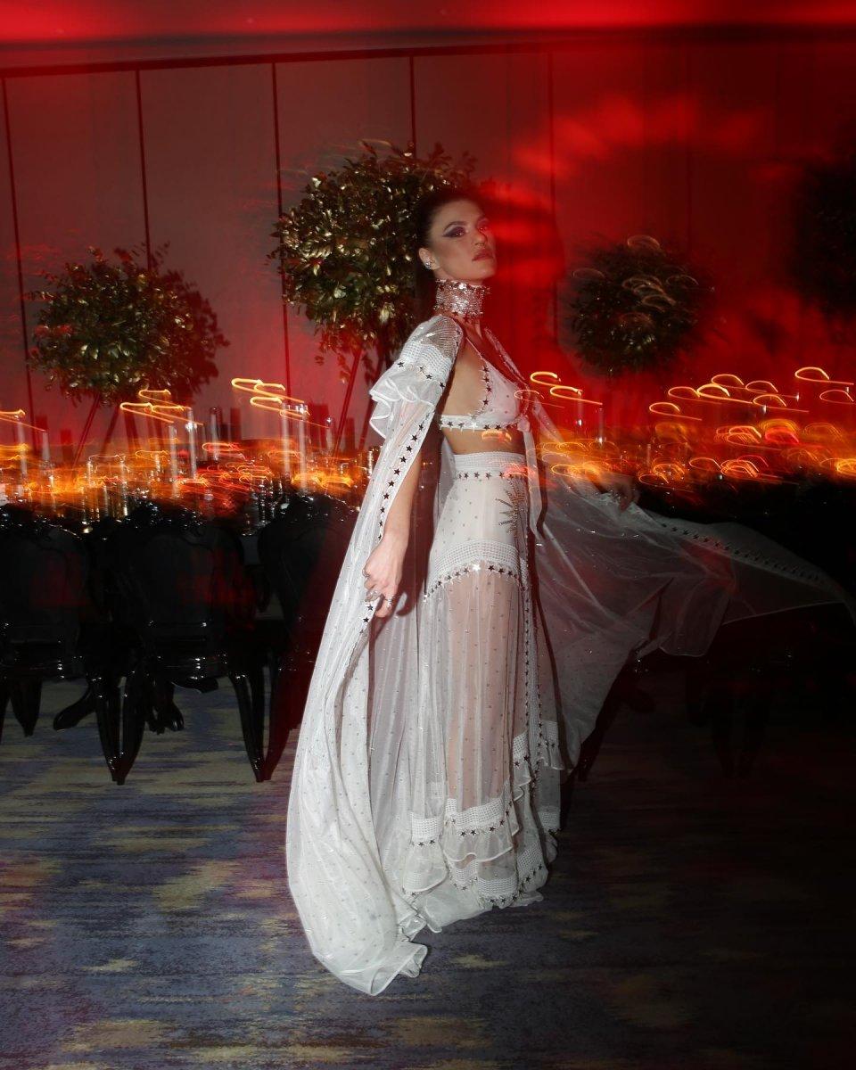 Yüsra Geyik, bebek arabasıyla köpek gezdiriyor